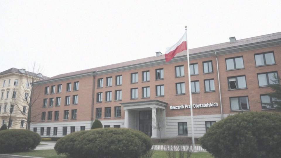 Jakie znaczenie ma art. 60 Konstytucji RP w kontekście służby publicznej?