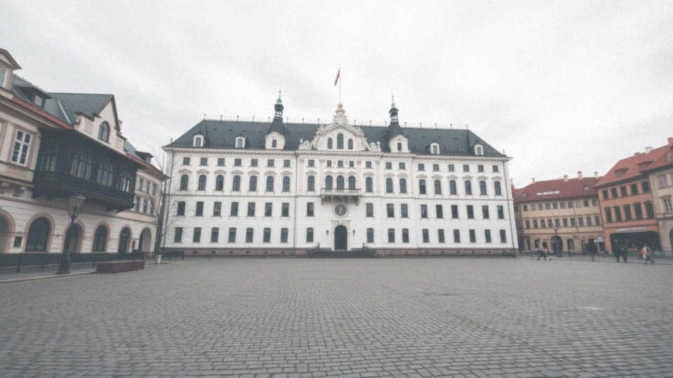 W jaki sposób monarchia wpływa na społeczeństwo i politykę?